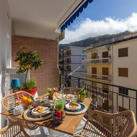 Sorrentovibes - Stylish & Elegant Flat With Terrace شقة